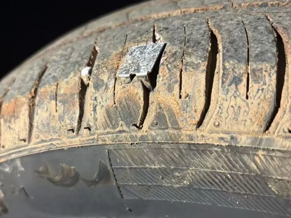 昆明警方通报“多辆汽车被扎破轮胎”:抓获14人!其明知路段无路灯、转弯多,仍抛撒铁钉